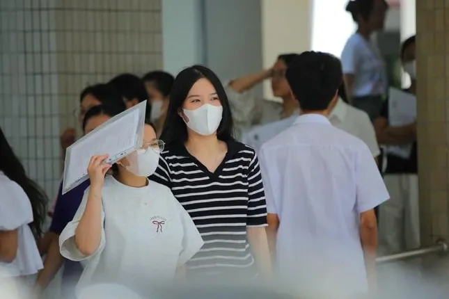 Đề thi tốt nghiệp THPT 2025, môn Toán, tiếng Anh: Quá mới, quá khó để làm gì?! ảnh 1