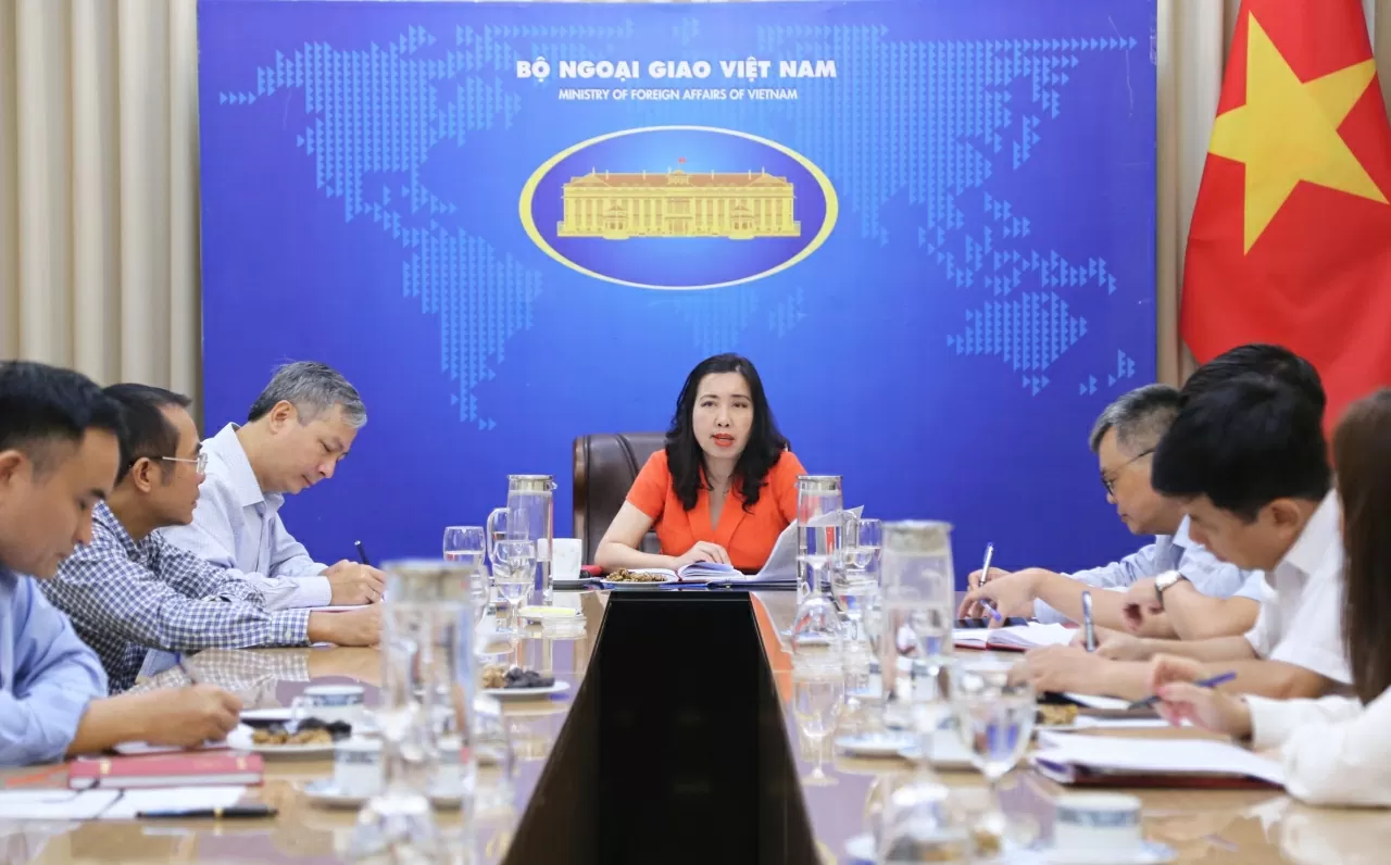 Thứ trưởng Lê Thị Thu Hằng chỉ trì Hội nghị sơ kết 6 tháng đầu năm 2025 của Ban Tuyên giáo và Dân vận Đảng ủy Bộ Ngoại giao. (Ảnh: Thành Long)