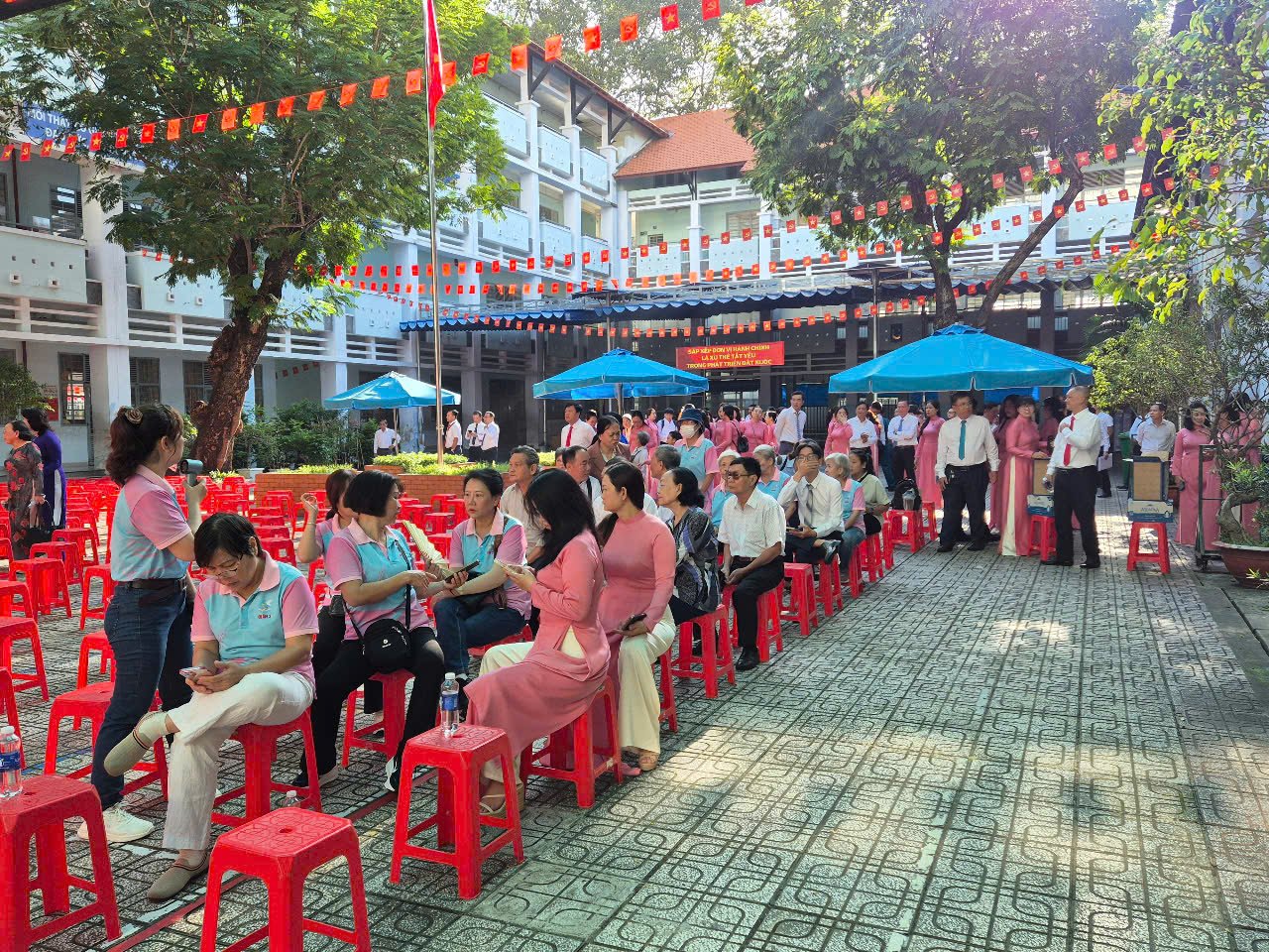 Cảm xúc đặc biệt của người dân TP HCM trong ngày trọng đại - Ảnh 6.