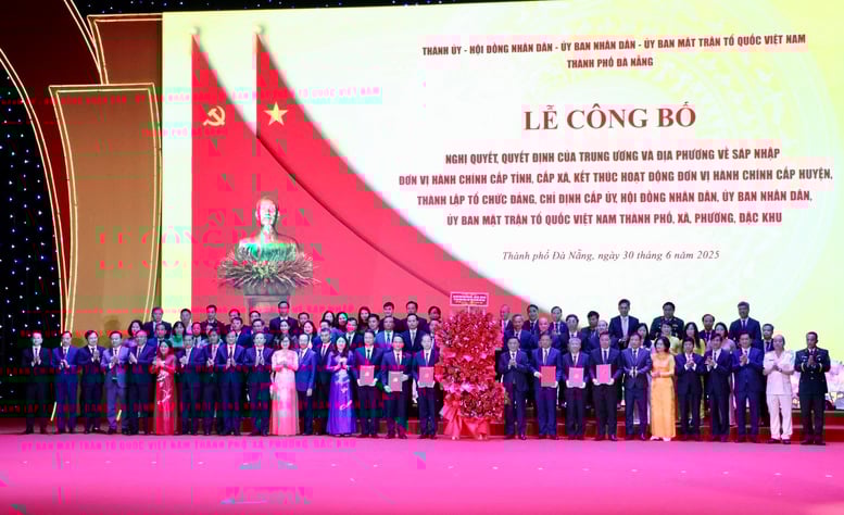 Lễ công bố nghị quyết thành lập TP. Đà Nẵng, chỉ định nhân sự chủ chốt- Ảnh 2.