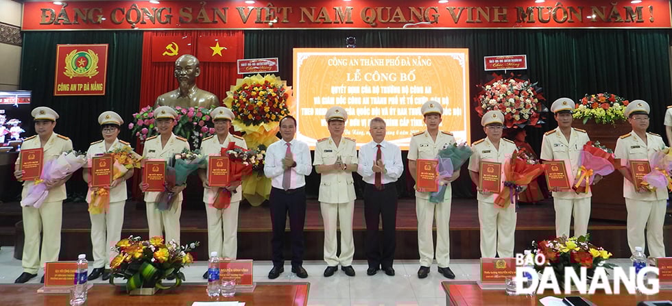 Lãnh đạo thành phố tặng hoa, chúc mừng tập thể lãnh đạo Công an thành phố Đà Nẵng mới.