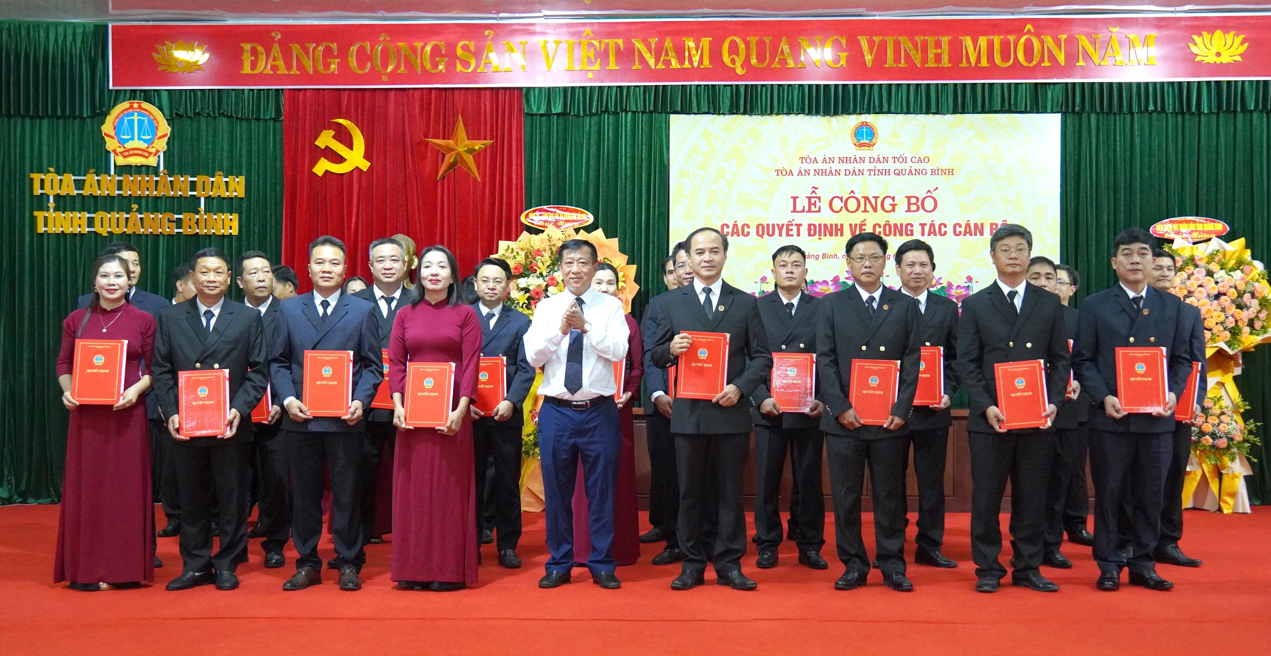 Entrega de la decisión de nombrar al Presidente y Vicepresidente del Tribunal Popular Provincial de Quang Tri
