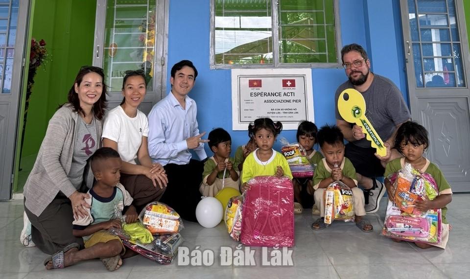 Đại biểu, đơn vị tài trợ chụp ảnh cùng các em học sinh điểm Trường Mẫu giáo Hoa Pơ Lang.