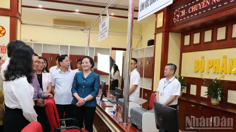 Đồng chí Phạm Thị Thanh Trà, Ủy viên Trung ương Đảng, Bộ trưởng Nội vụ kiểm tra tại khu vực Trung tâm phục vụ hành chính công, phường Đông Kinh, tỉnh Lạng Sơn. 