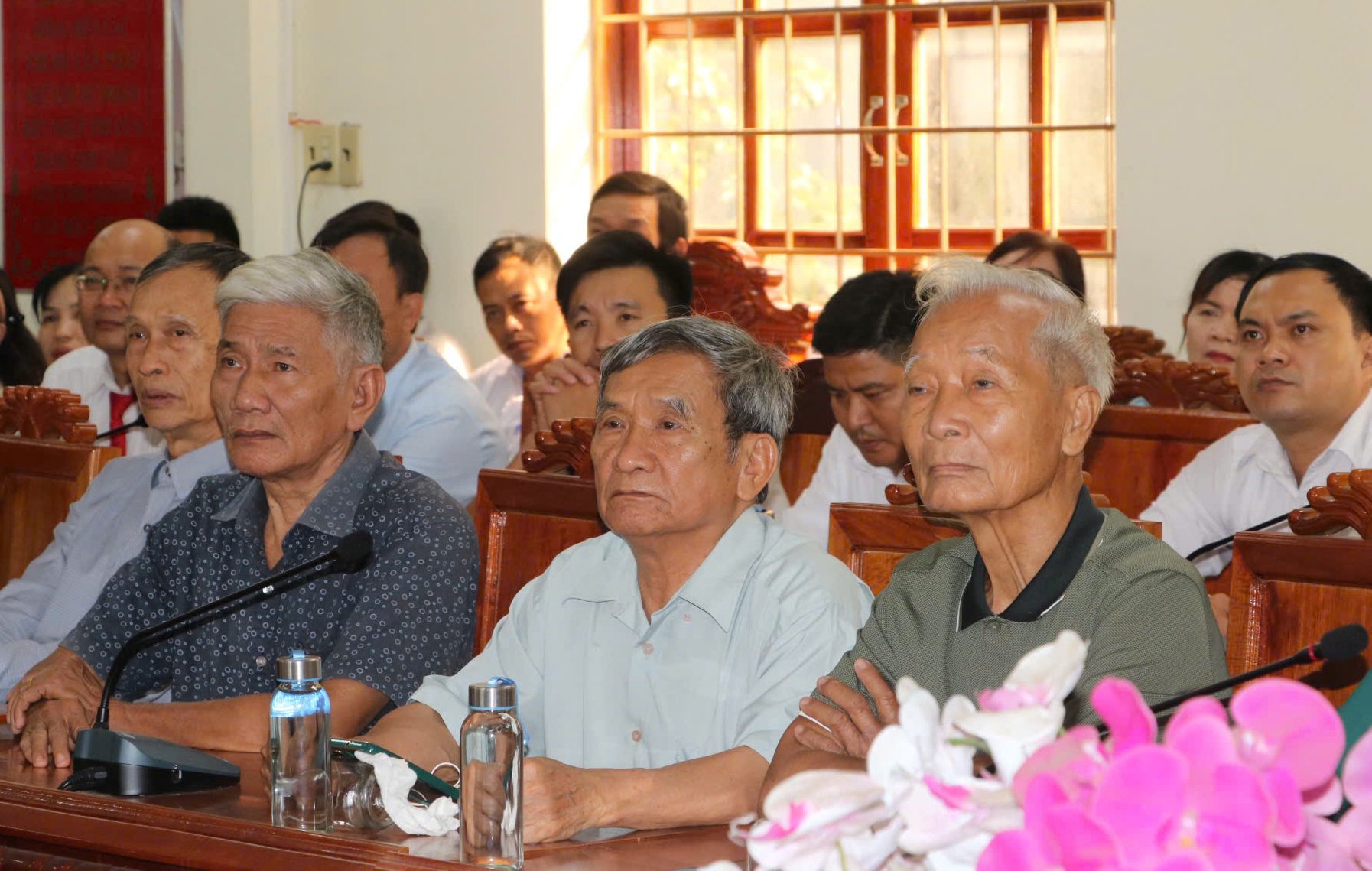 Nguyên lãnh đạo huyện Sơn Hòa, lãnh đạo các xã và người dân cùng chứng kiến thời khắc lịch sử. Ảnh: NGÔ XUÂN