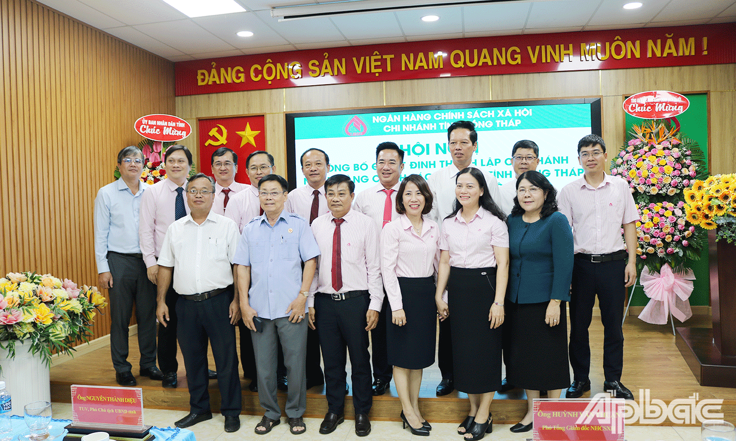 Đại biểu cùng chụp ảnh lưu niệm