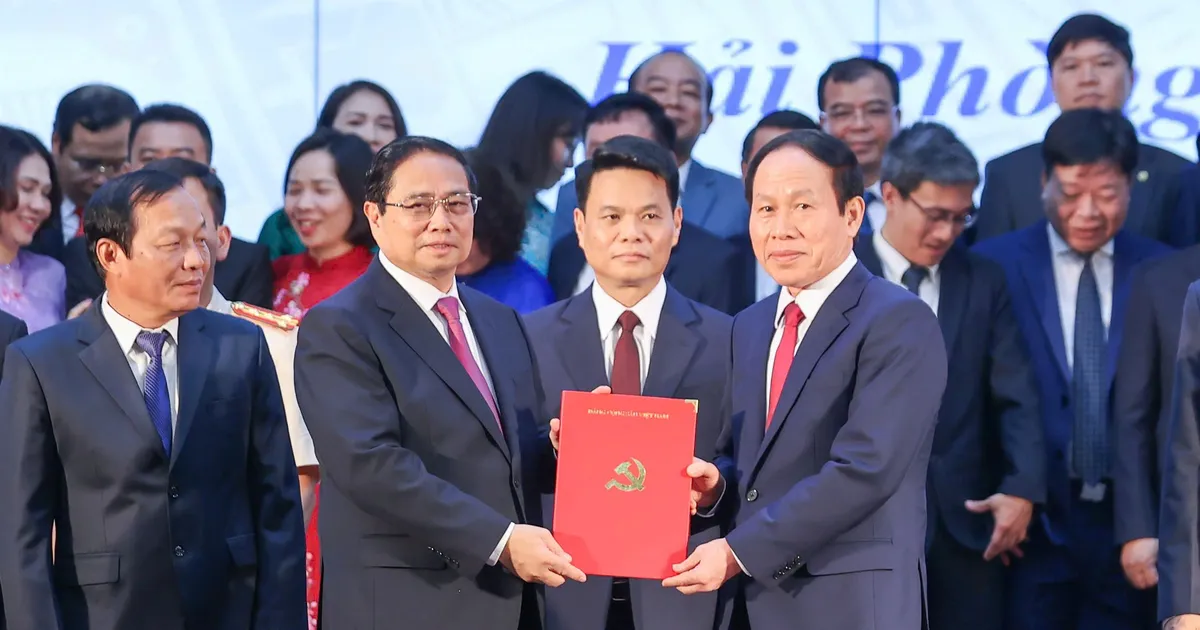 នាយករដ្ឋមន្ត្រី Pham Minh Chinh អញ្ជើញចូលរួមពិធីប្រកាសសេចក្តីសម្រេចចិត្ត និងសេចក្តីសម្រេចរបស់គណៈកម្មាធិការមជ្ឈិមនៅទីក្រុង Hai Phong
