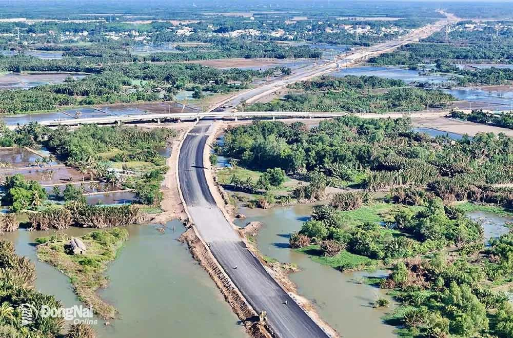 គម្រោងសាងសង់ផ្លូវក្រវ៉ាត់ក្រុងទី៣ - ផ្នែកទីក្រុងហូជីមិញ កាត់តំបន់ដុងណៃ។ រូបថត៖ P.Tung