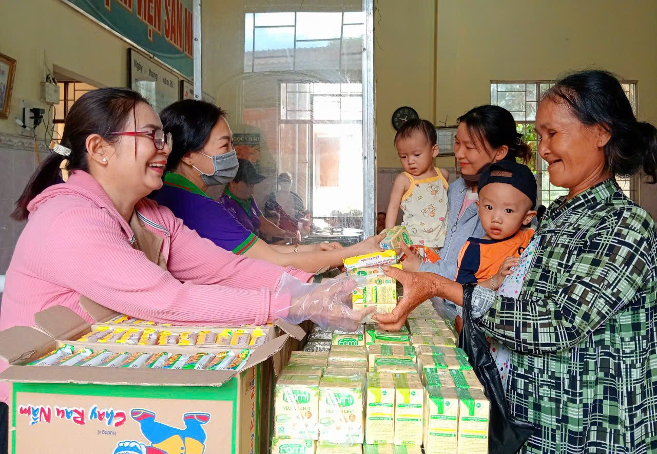 Một nhà hảo tâm ở phường Phú Đông (TP Tuy Hòa) mang sữa, mì đến bếp phát cho các cháu thiếu nhi đang điều trị bệnh. 