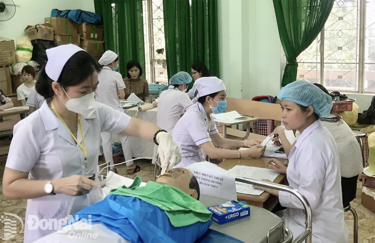 นักศึกษาพยาบาลวิทยาลัยบิ่ญเฟื้อก ขณะฝึกงาน ภาพโดย: NTCC   