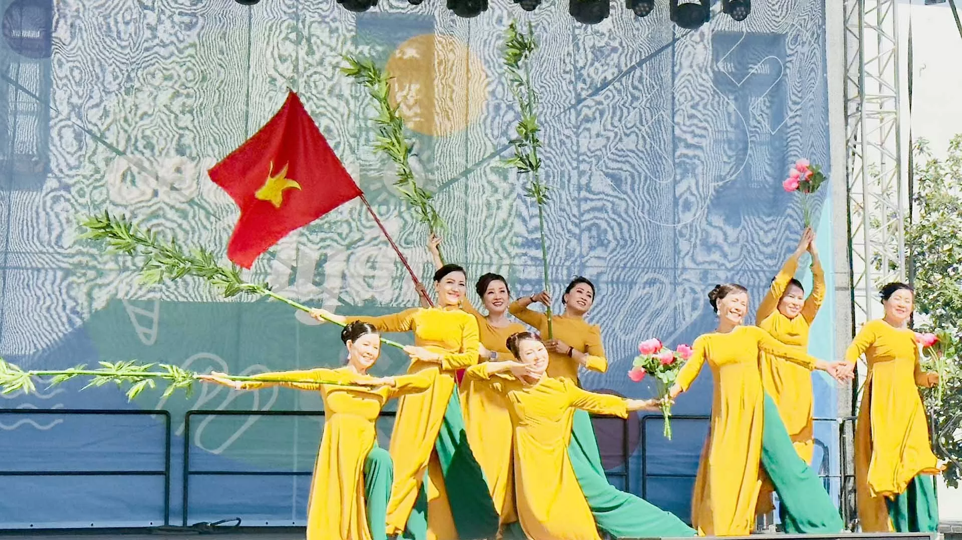 Đậm đà bản sắc văn hóa Việt, tăng cường giao lưu nhân dân, thắt chặt tình hữu nghị Việt Nam Hungary