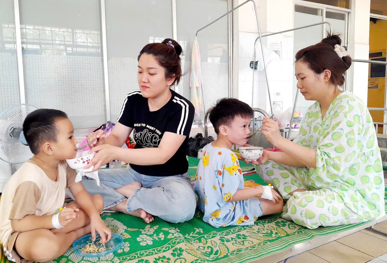 Từ những suất cơm, cháo của bếp ăn đã giúp cho các bé cảm thấy ngon miệng, mau chóng khỏe mạnh. 