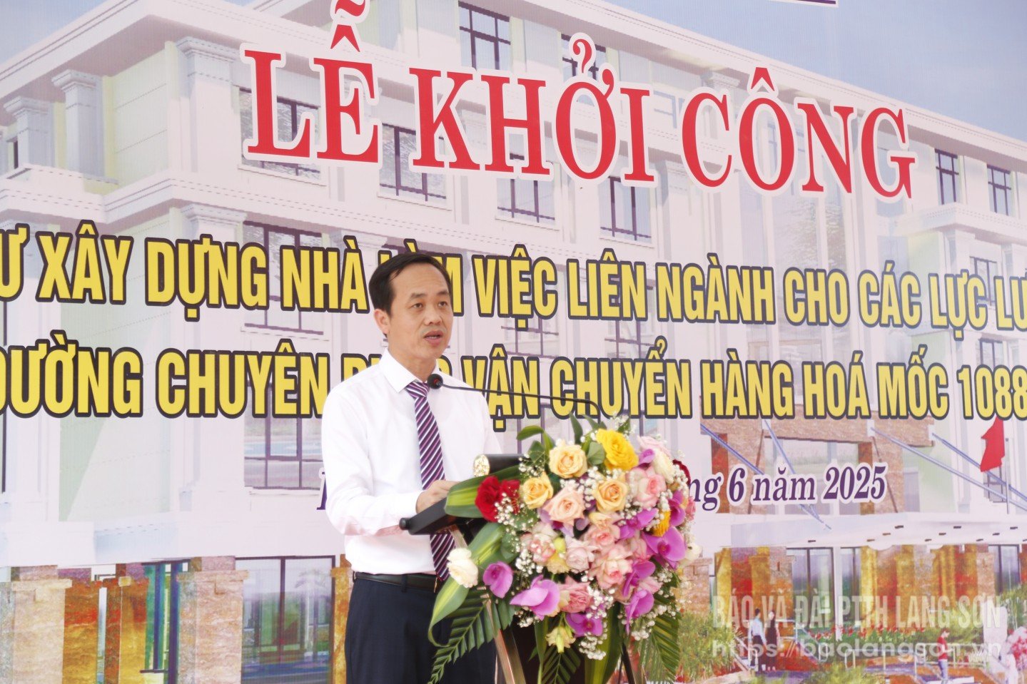 Giám đốc Ban Quản lý dự án đầu tư xây dựng tỉnh phát biểu tại buổi lễ