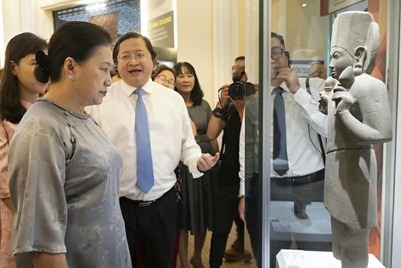 Ông Nguyễn MiÔng Nguyễn Minh Nhựt cho biết, đây cũng là lần đầu tiên Bảo vật quốc gia thuộc công lập và tư nhân được triển lãm cùng nhau (Ảnh: Bảo Lan)nh Nhựt cho biết, đây cũng là lần đầu tiên Bảo vật quốc gia thuộc công lập và tư nhân được triển lãm cùng nhau (Ảnh: Bảo Lan)