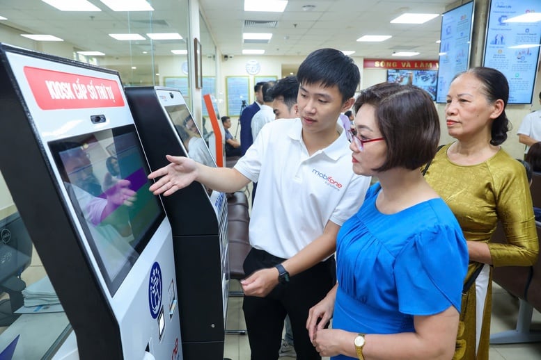 MobiFone cùng đoàn công tác UBND TP. Hà Nội kiểm tra công tác vận hành Hệ thống thông tin giải quyết TTHC theo mô hình mới- Ảnh 2.