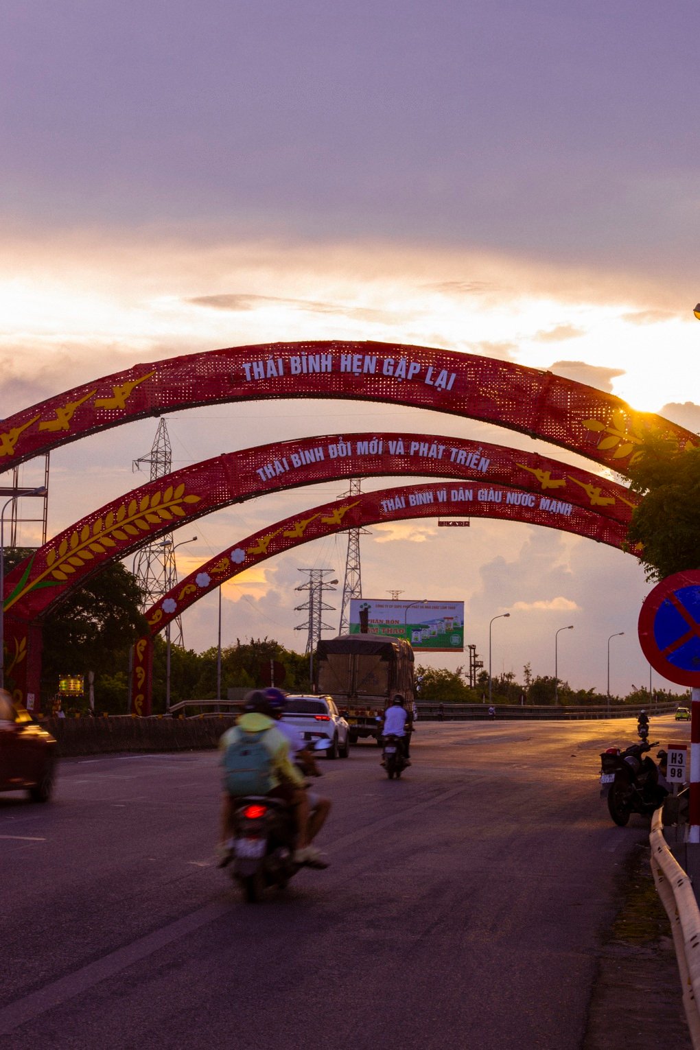 Khoảnh khắc chụp cổng chào Thái Bình hẹn gặp lại tạo nhiều cảm xúc - 3