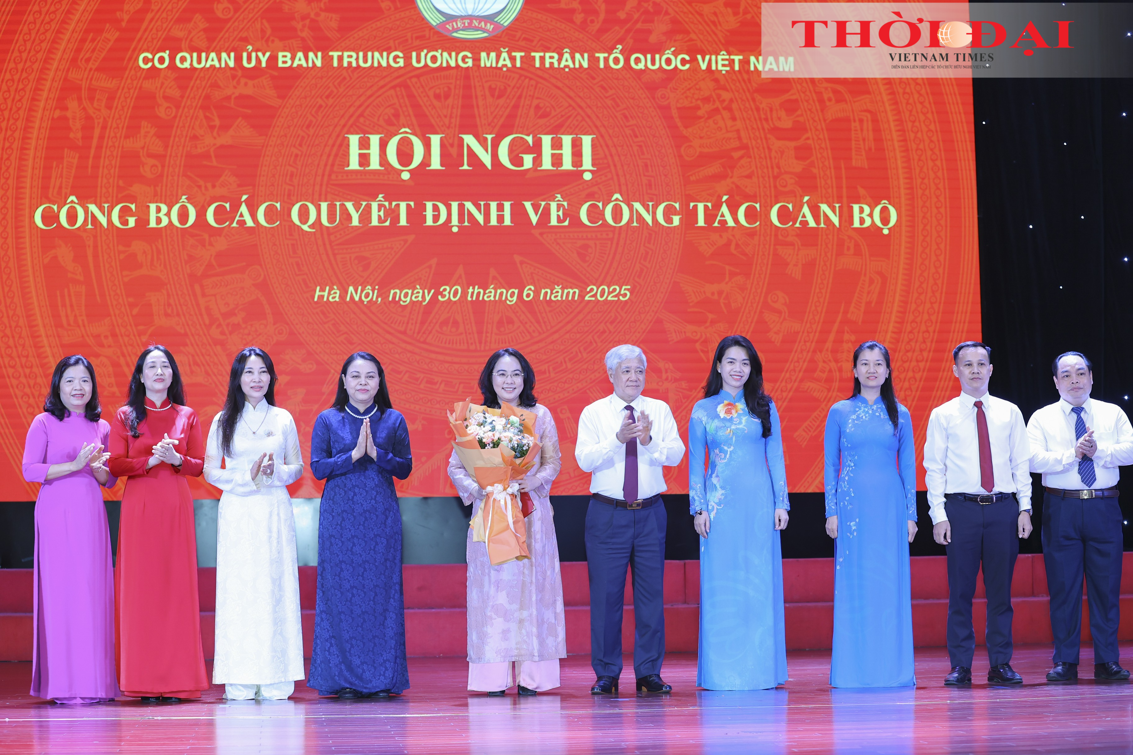 Chủ tịch Ủy ban Trung ương MTTQ Việt Nam Đỗ Văn Chiến và Phó Chủ tịch - Tổng Thư ký Ủy ban Trung ương MTTQ Việt Nam Nguyễn Thị Thu Hà trao Quyết định và tặng hoa chúc mừng Ban Tuyên giáo. (Ảnh: Đinh Hòa)