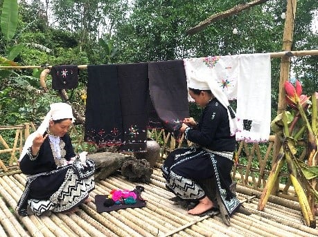 Ảnh: Được tuyên truyền về bình đẳng giới, chị em phụ nữ dân tộc Dao tiền, xóm Hoài Khao, xã Quang Thành (Nguyên Bình) phát huy thêu thổ cẩm truyền thống làm ra sản phẩm du lịch bán ra thị trường tăng thu nhập, tạo dựng đời sống gia đình ổn định.
