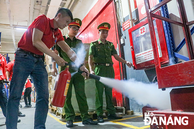 The Fire Prevention and Rescue Police Department, City Police established inspection teams to focus on groups of establishments with high risk of fire and explosion such as businesses, markets, supermarkets... Photo: P.V