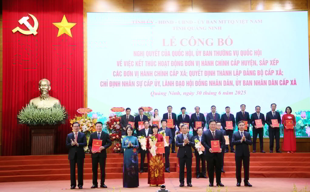 Ban Thường vụ Tỉnh uỷ trao các quyết định của Tỉnh ủy, Ban Thường vụ Tỉnh ủy, các Nghị quyết của HĐND tỉnh và tặng hoa chúc mừng Đảng bộ phường Tuần Châu.