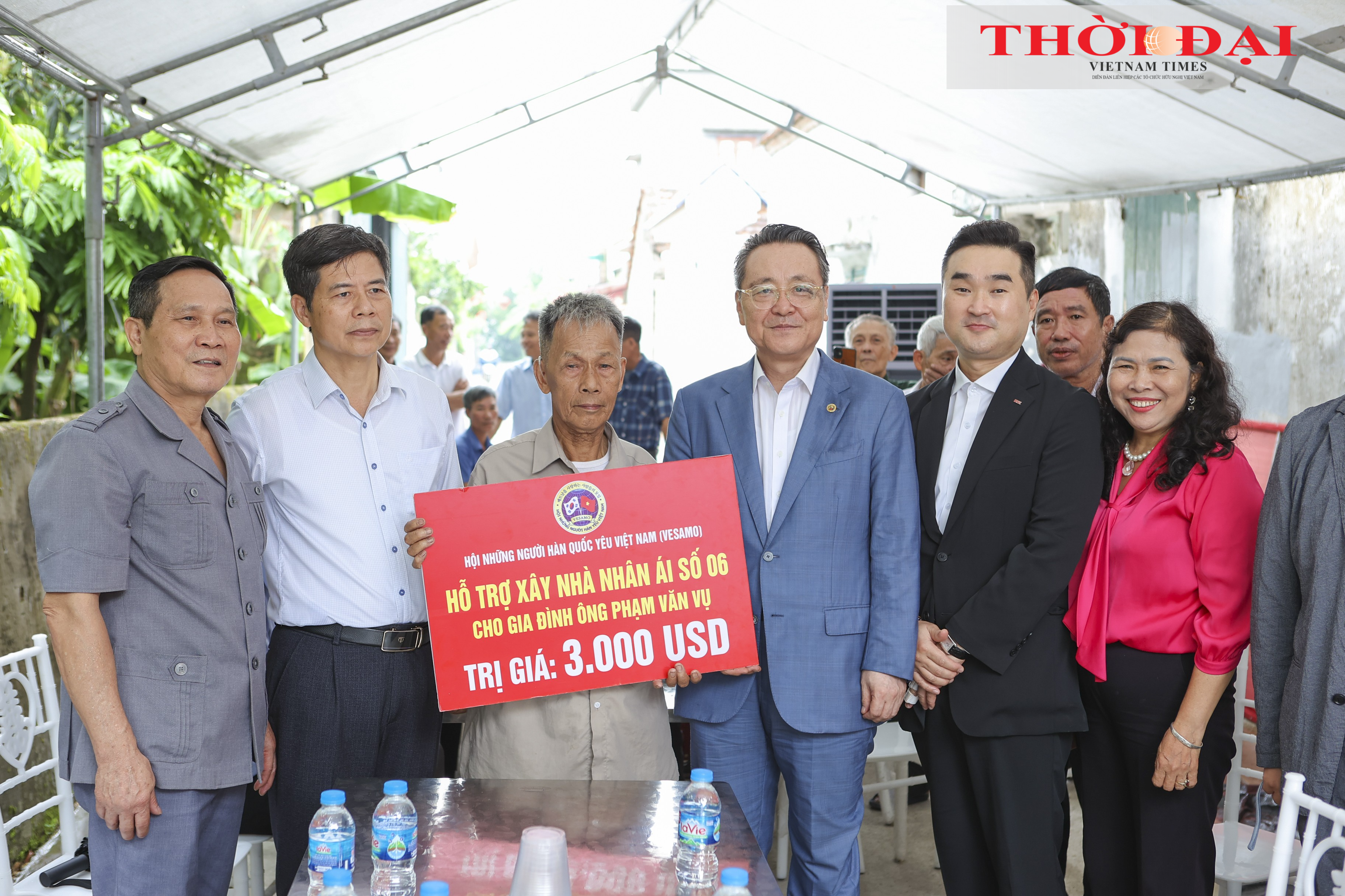Ông Phạm Văn Vụ (thứ ba từ trái sang) nhận hỗ trợ từ VESAMO. (Ảnh: Đinh Hòa)