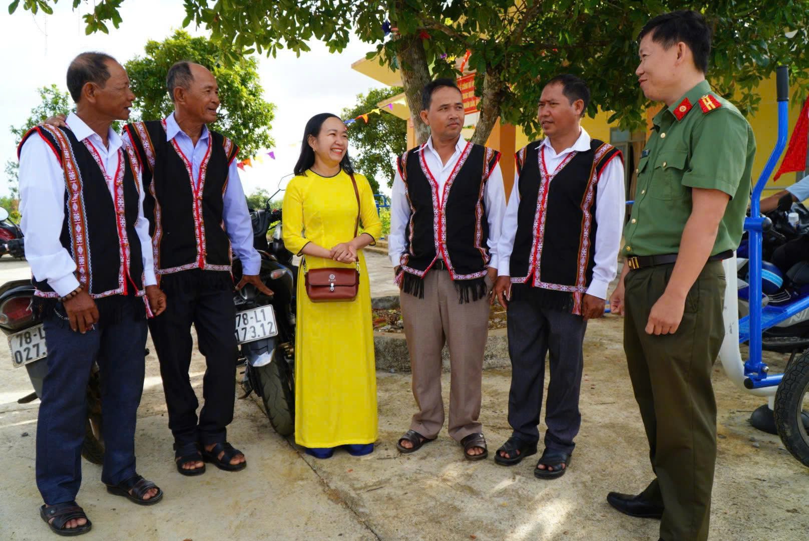 Người dân cùng cán bộ xã Vân Hòa kỳ vọng về sự phát triển của địa phương trong thời gian tới. Ảnh: NGÔ NHẬT