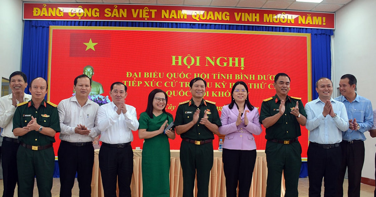 Đại tướng Nguyễn Tân Cương tiếp xúc cử tri tại tỉnh Bình...