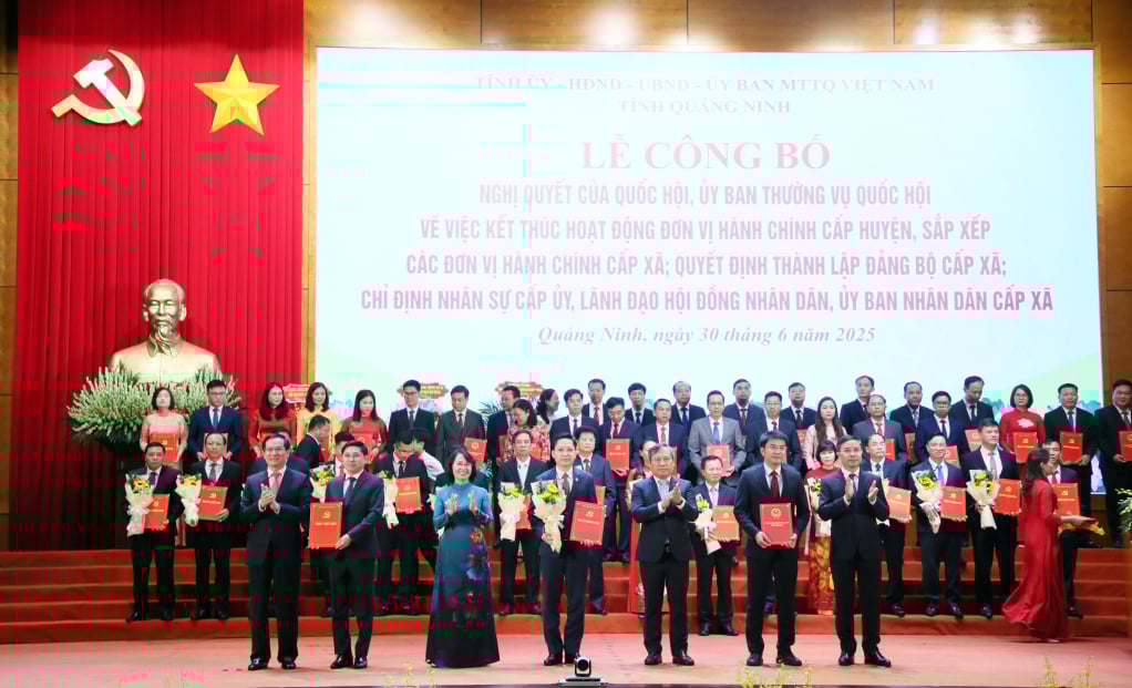 Ban Thường vụ Tỉnh uỷ trao các quyết định của Tỉnh ủy, Ban Thường vụ Tỉnh ủy, các Nghị quyết của HĐND tỉnh và tặng hoa chúc mừng Đảng bộ phường Cẩm Phả