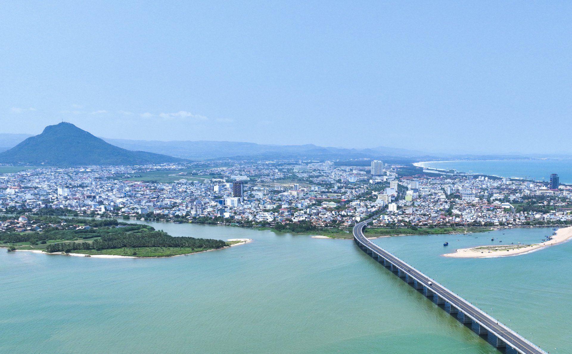 415년 이상의 형성과 발전을 거쳐 온 푸옌(Phu Yen) 지역은 베트남 사람들의 역사 과정에 많은 족적을 남겼습니다. 사진: 다랑 강변에 위치한 뚜이호아(Tuy Hoa) 도시 지역은 현대 도시 지역으로 발전하는 과정의 한가운데 있습니다. 사진: 응옥 탕(NGOC THANG)