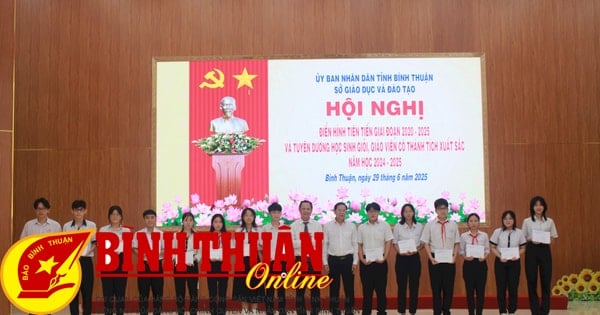Trao 41 suất học bổng cho học sinh đạt thành tích xuất sắc