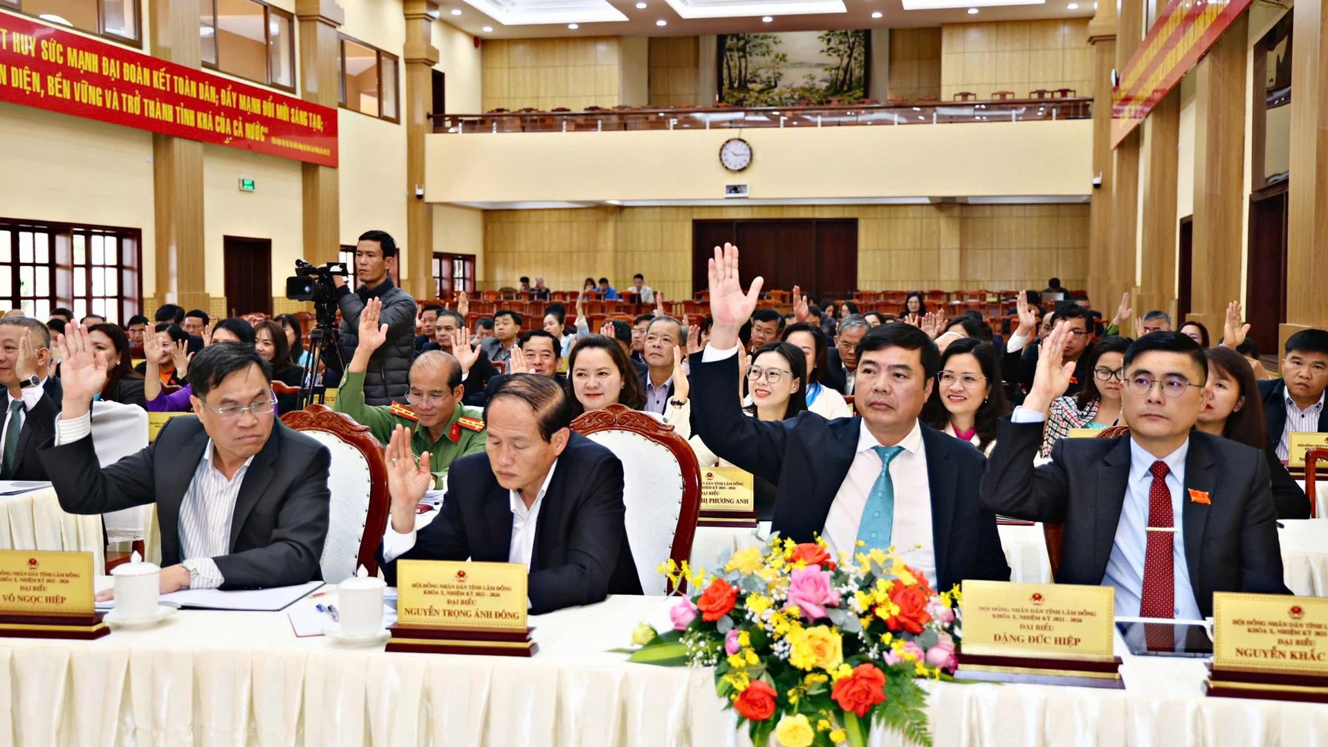 Đại biểu HĐND tỉnh biểu quyết thông qua các nghị quyết quan trọng thuộc thẩm quyền