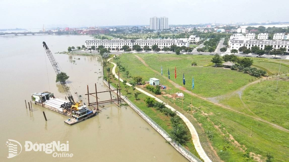 Xây dựng bến thủy nội địa số 3 tại Dự án Đảo Kim Quy. Ảnh: Hoàng Lộc