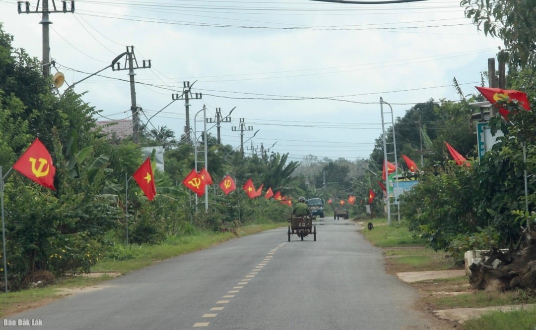 Đường vào trung tâm xã Dur Kmăl rực rỡ cờ hoa chào đón sự kiện lớn của địa phương.