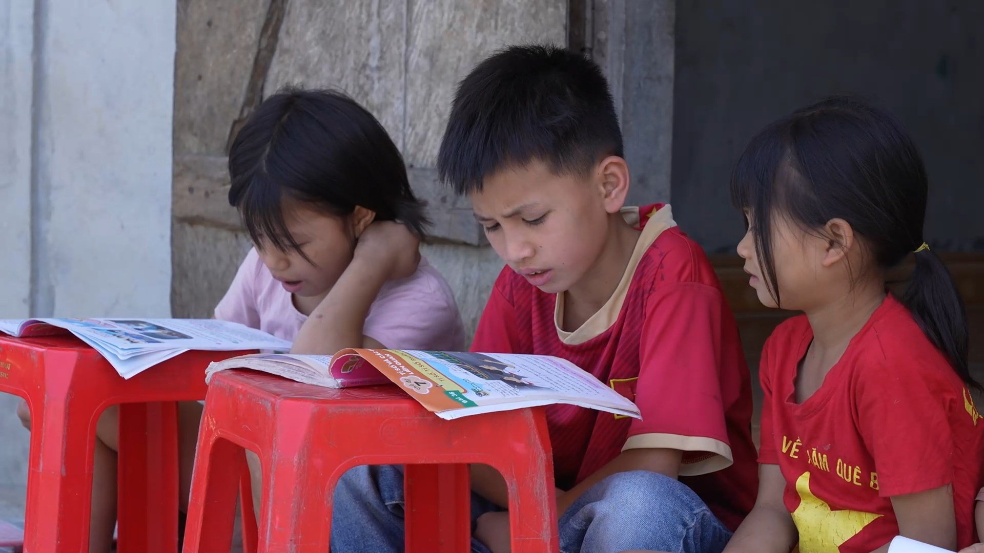 Góc học tập đơn sơ của anh em Minh Khang. Dù điều kiện thiếu thốn, Khang chưa từng bỏ buổi học nào, bởi với em, con đường đến lớp là hy vọng duy nhất để thoát nghèo.