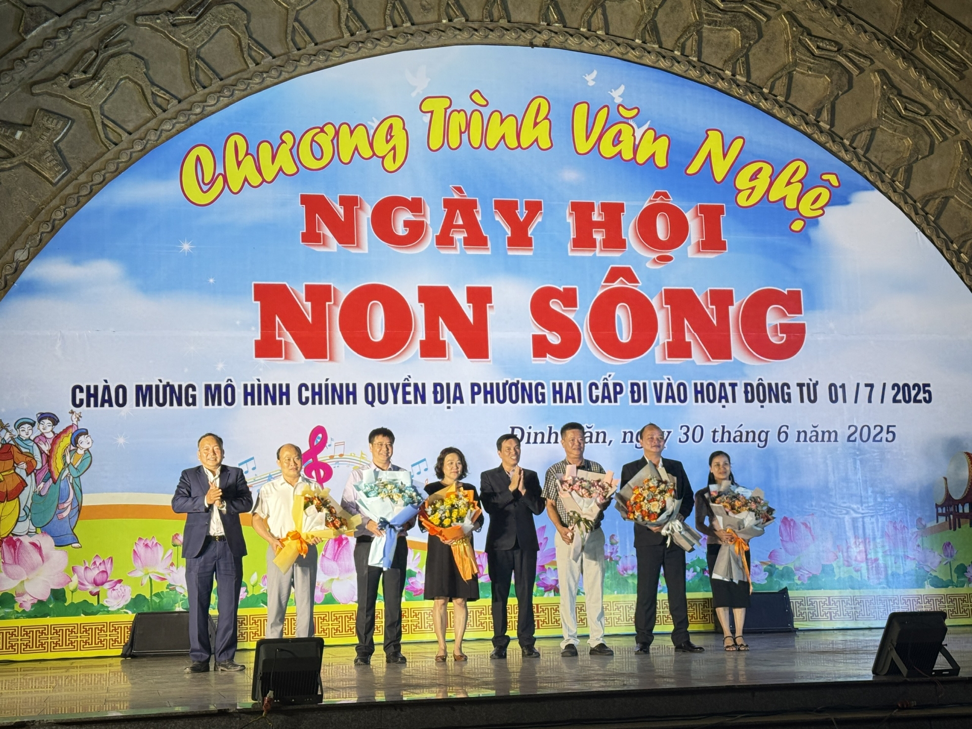 District leaders presented flowers to congratulate leaders of newly established communes.