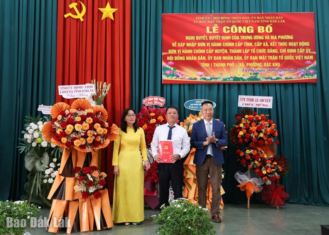 Phó Giám đốc Sở Xây dựng Lê Hùng trao Quyết định của Ban Chấp hành Đảng bộ tỉnh Đắk Lắk về thành lập Đảng bộ xã Ea Phê.
