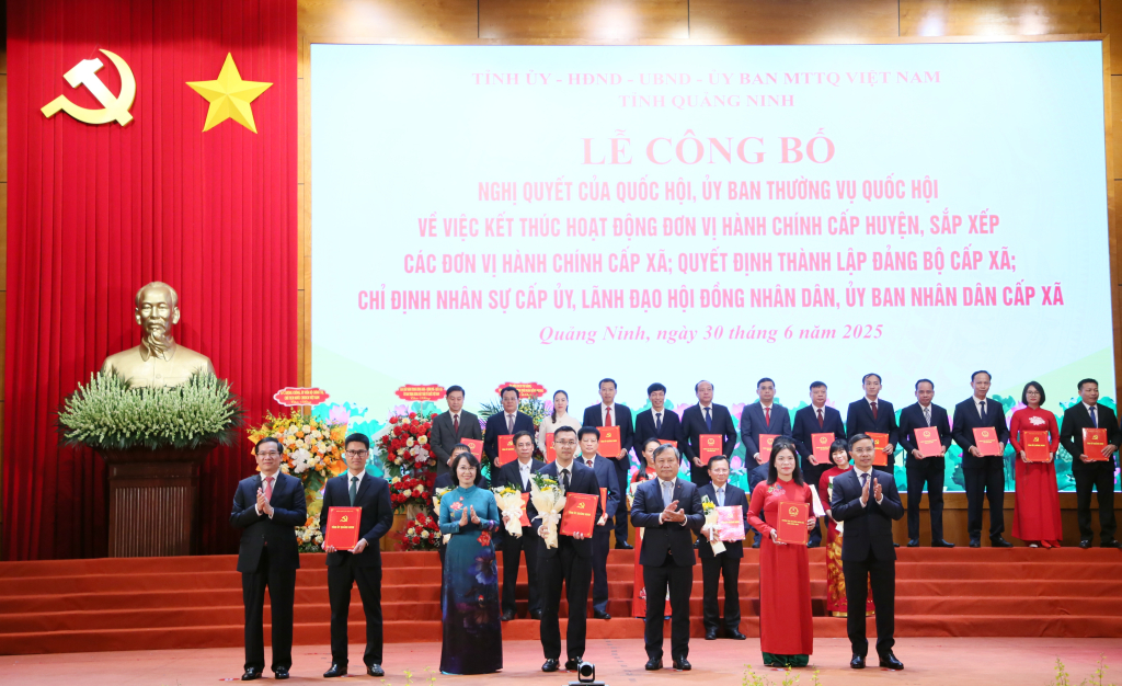 Ban Thường vụ Tỉnh uỷ trao các quyết định của Tỉnh ủy, Ban Thường vụ Tỉnh ủy, các Nghị quyết của HĐND tỉnh và tặng hoa chúc mừng Đảng bộ xã Bình Liêu