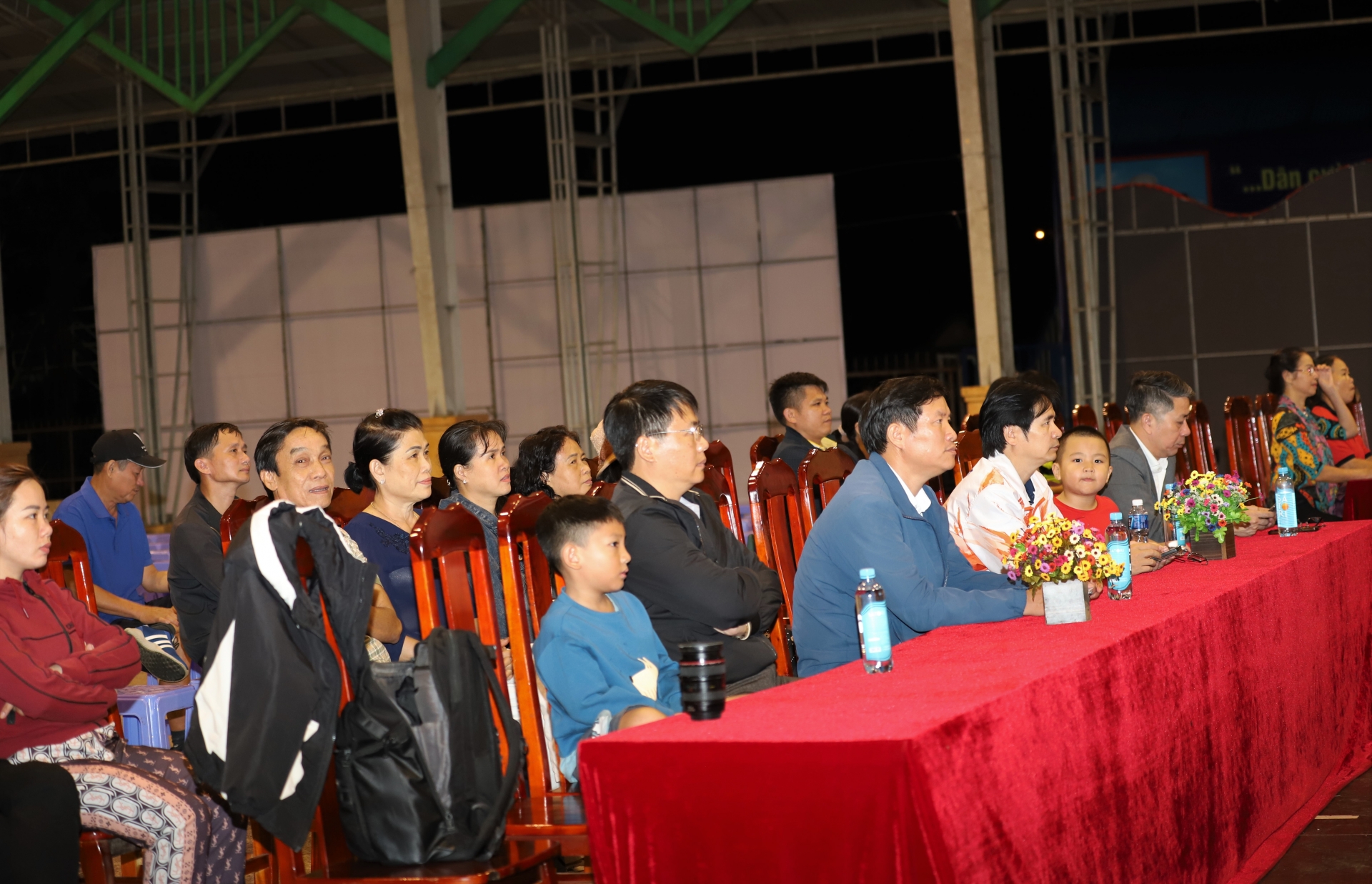 Local people came to watch and cheer the art show.