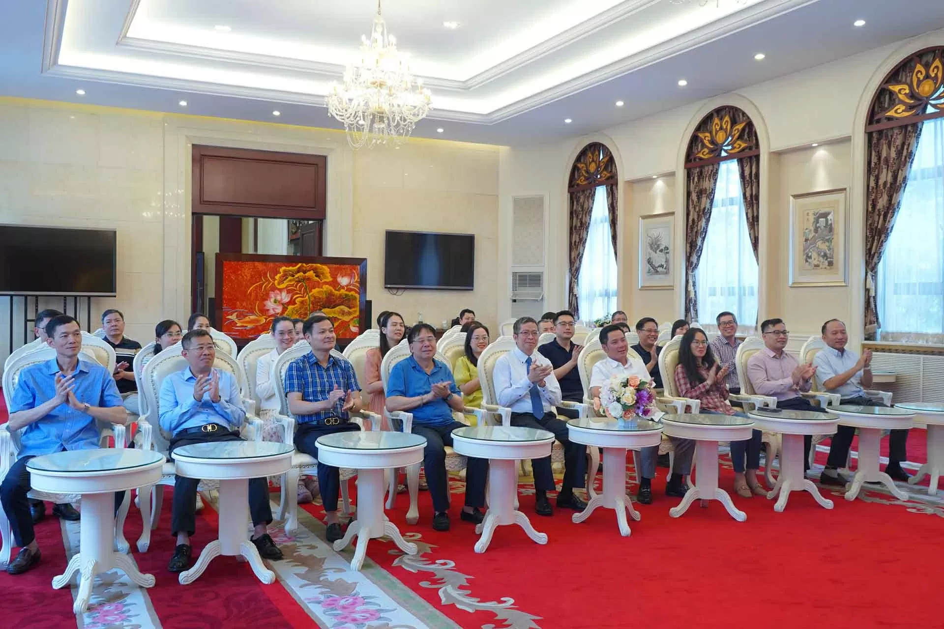 Đại sứ quán Việt Nam tại Trung Quốc cùng cả nước theo dõi Lễ công bố các nghị quyết, quyết định về thực hiện chính quyền địa phương hai cấp
