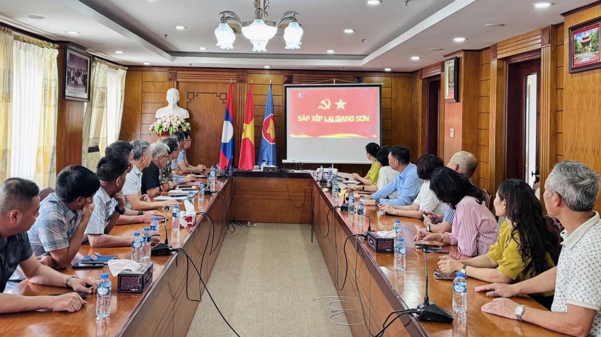 Vietnamese representative agencies abroad follow the announcement ceremony of resolutions and decisions on administrative unit mergers.
