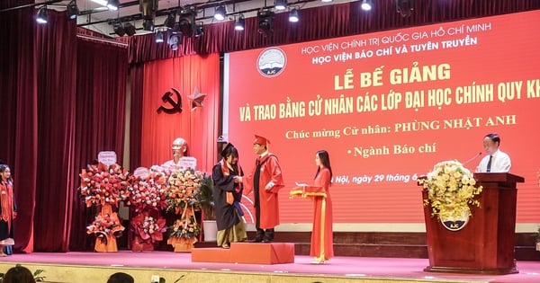 Học viện Báo chí và Tuyên truyền trao bằng tốt nghiệp cho 1.800 sinh viên