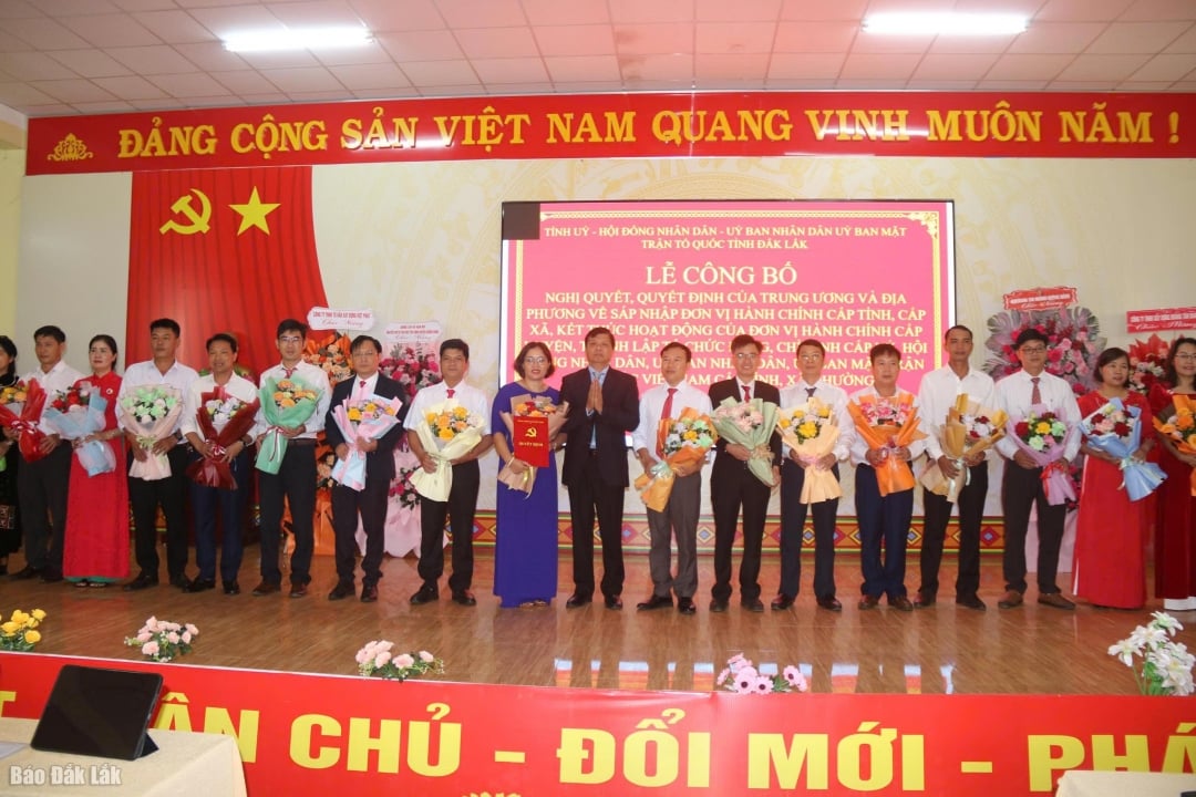 Đảng bộ xã Tam Giang nhận quyết định thành lập. 