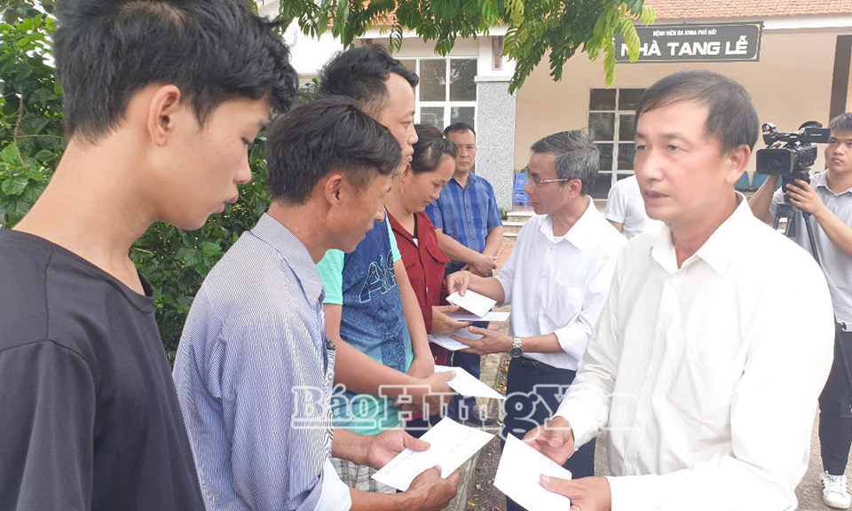 Phó Chủ tịch UBND tỉnh Nguyễn Hùng Nam thăm, động viên các gia đình nạn nhân vụ cháy