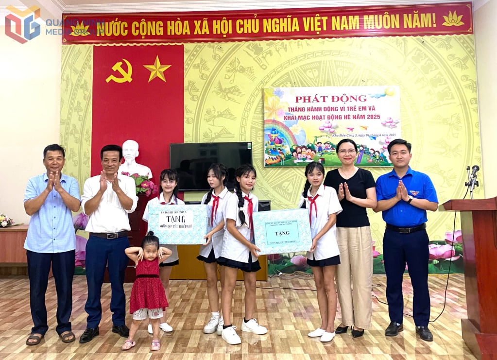 Phường Trưng Vương, TP Uông Bí tặng quà cho trẻ em có thành tích cao trong lễ phát động Tháng Hành động vì trẻ em năm 2025.