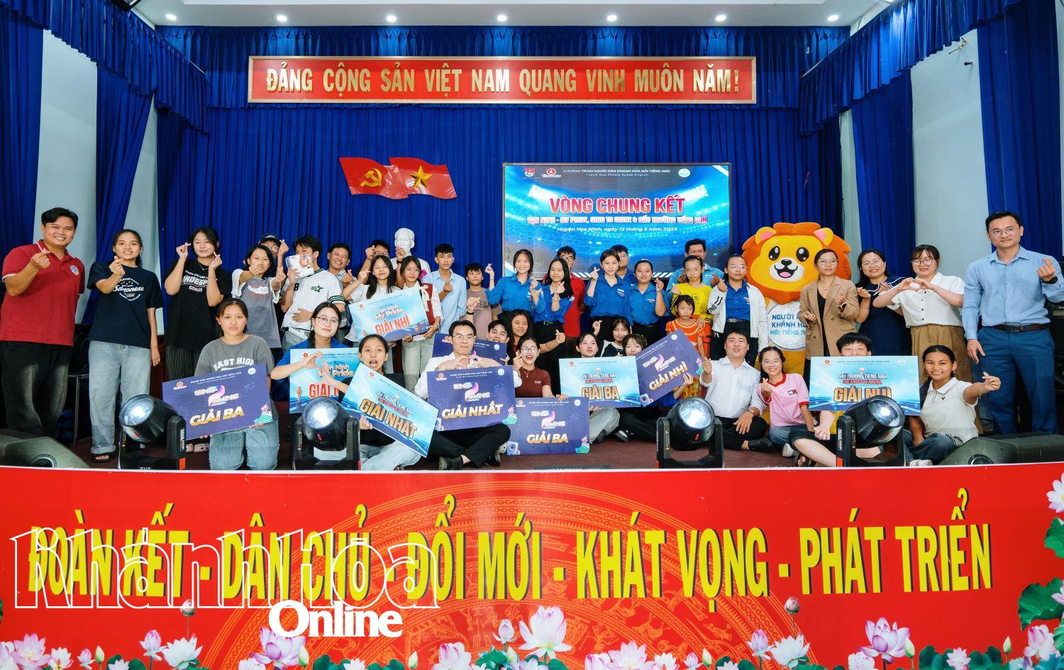 Các thành viên tham gia cuộc thi Đấu trường tiếng Anh. 