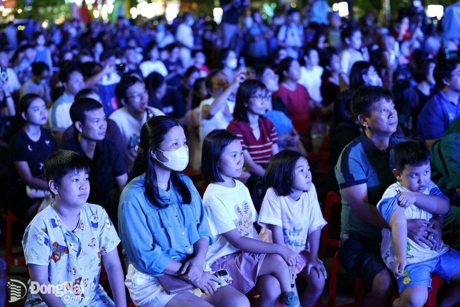 Người dân trên địa bàn tỉnh theo dõi chương trình nghệ thuật mừng sự kiện tỉnh Đồng Nai (mới) và các xã, phường chính thức đi vào hoạt động. Ảnh: My Ny