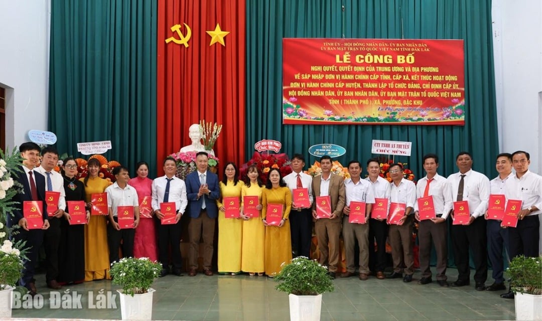Ban Chấp hành Đảng bộ xã Ea Phê nhận quyết định và ra mắt tại Lễ công bố.
