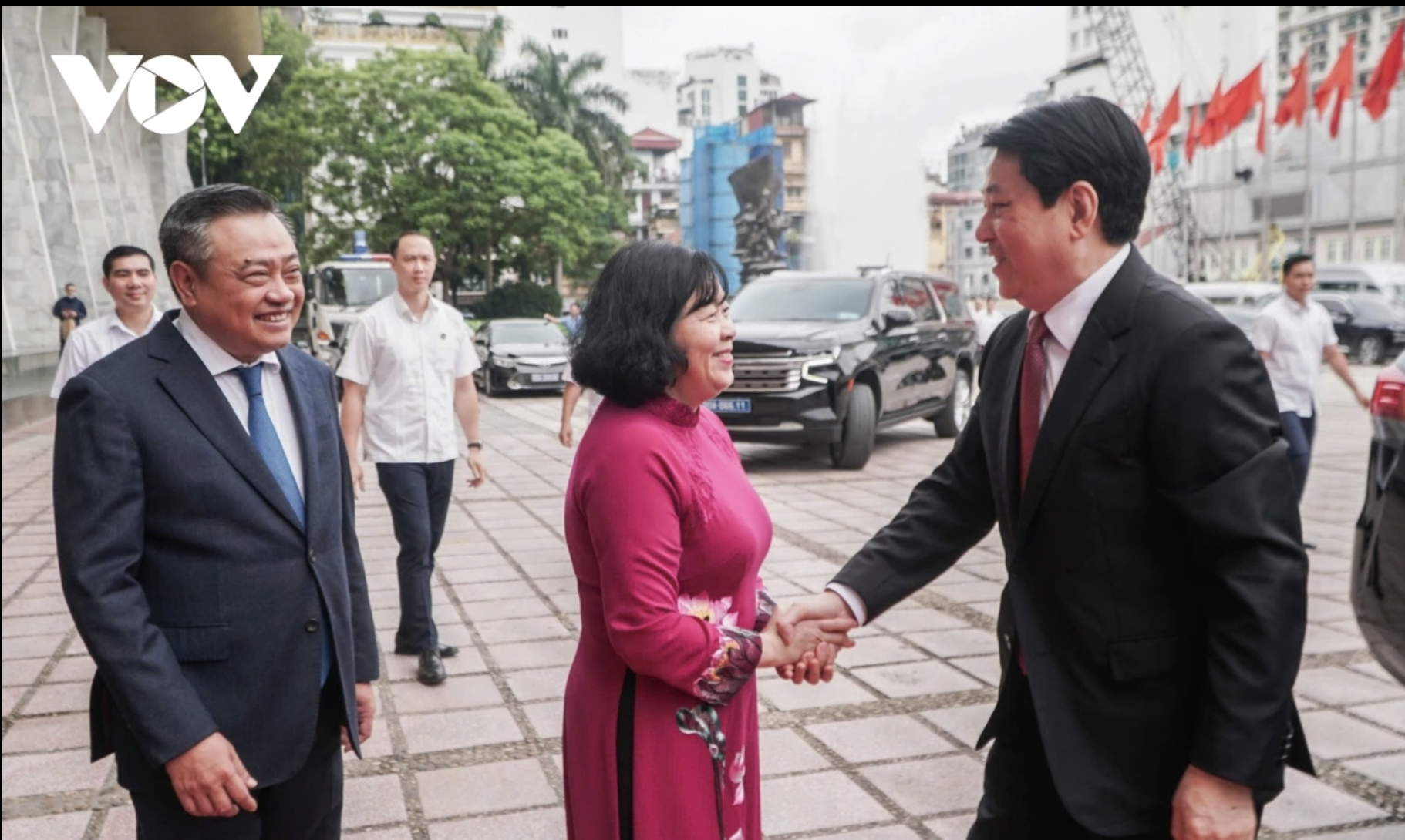 Không khí rộn ràng trước giờ công bố sáp nhập đơn vị hành chính trên cả nước