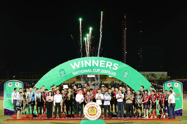 Đội CAHN thắng đậm SLNA 5-0: Vô địch Cúp quốc gia với tiền thưởng 2 tỉ đồng- Ảnh 1.