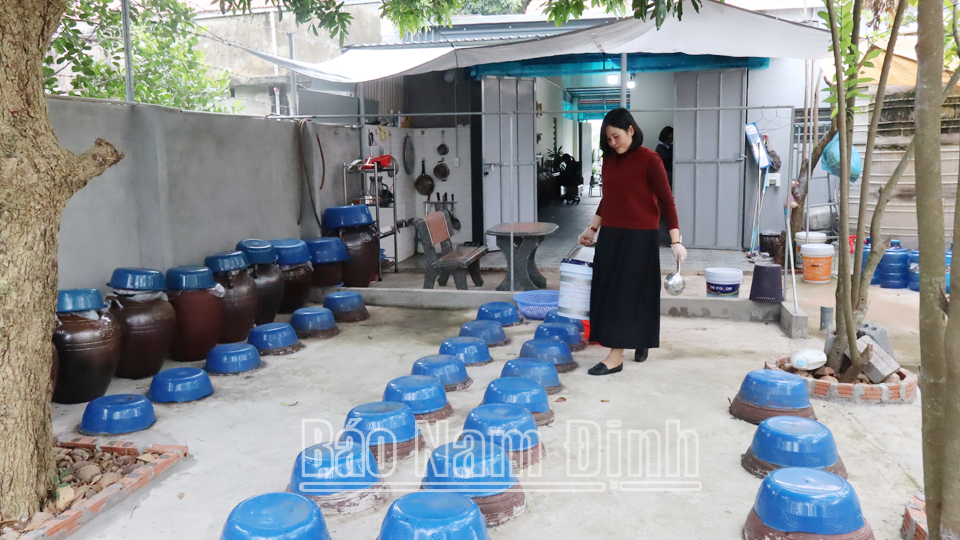 Hội viên nông dân xã Phúc Thắng (Nghĩa Hưng) sản xuất sản phẩm OCOP rượu nếp cẩm trứng gà hạ thổ.